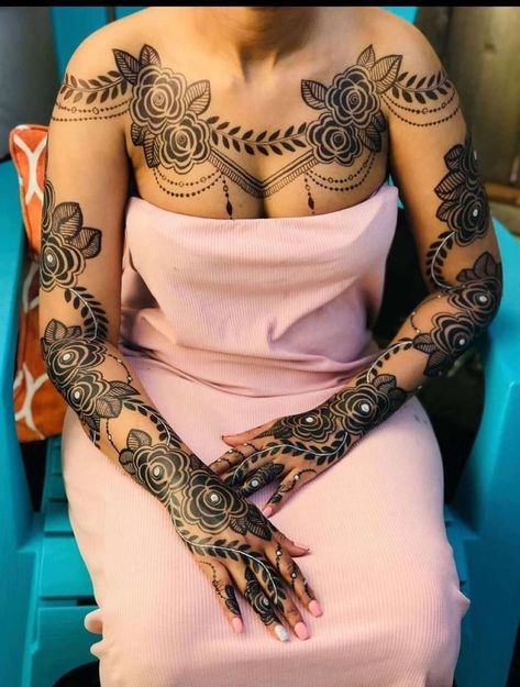 Mehndi Designs Round, Simple Mehndi Outfit, Mehndi Art Designs Back Hand, Aesthetic Mehndi Designs, Mehndi Designs New, Round Mehndi, Aesthetic Mehndi, Round Mehndi Design, Henna Style Tattoos