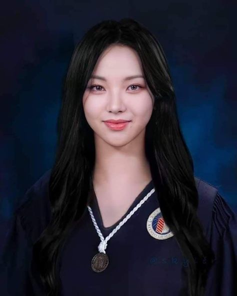 Korean Id Photo, 2x2 Picture Id, Korean Aesthetic Outfits, Bumble Bee Costume, Yearbook Pictures, Passport Pictures, Korean Picture, Korean Best Friends, Passport Photo