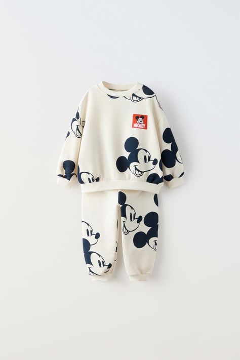 MICKEY MOUSE © DISNEY JOGGING CO-ORD - White | ZARA Turkey Mickey Sweatshirt Outfit, Long Sleeve Outfits Casual, Printed Top Outfit, Mickey Sweatshirt, Clothes Autumn, Hoodie Cartoon, Disney Print, Mickey Mouse Sweatshirt, Trendy Hoodies