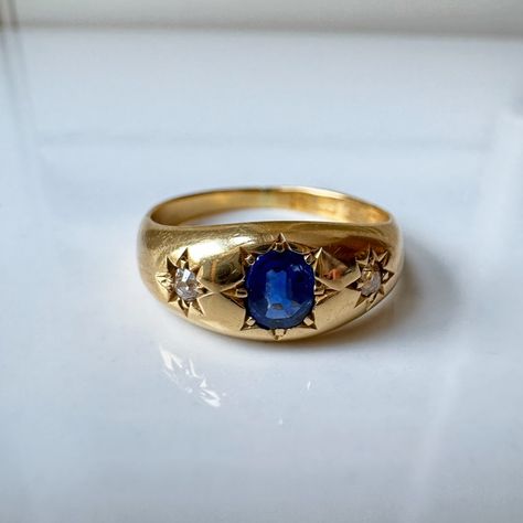 Some eagle-eyed followers may notice similarities between this antique starburst ring and another that was sold last month 💙 At Dear Mary, we have developed a bit of an affinity for uncovering high-quality, high-purity starburst rings, and this piece is no exception. We were delighted to find it, as it is undoubtedly the little sister piece of the previously mentioned ring! This beautiful piece features a vivid central sapphire in a star setting, flanked by old cut diamonds. While this des... Sofia Zakia Engagement Ring, Antique Sapphire Ring, Star Sapphire Engagement Ring, Celestial Engagement Ring, Sapphire Ring Vintage, Medieval Ring, Sofia Zakia, Star Setting, Starburst Ring