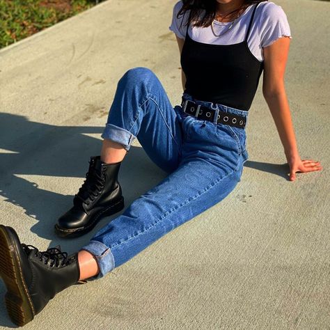 JOURNEYS | Dr. Martens 1460 Black -- photo credit: @tiffsfitz Mode Indie, Look 80s, Moda Grunge, Adrette Outfits, Doc Martens Outfit, Tennis Skirt Outfit, Neue Outfits, Indie Outfits, Mode Inspo