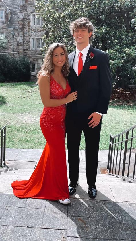 Red Tux Prom, Prom Couples Red, Prom Poses For Couples, Couple Prom Outfits, Homecoming Couples Outfits, Prom Looks For Guys, Prom Couples Outfits, Red Prom Suit, Black Prom Suits