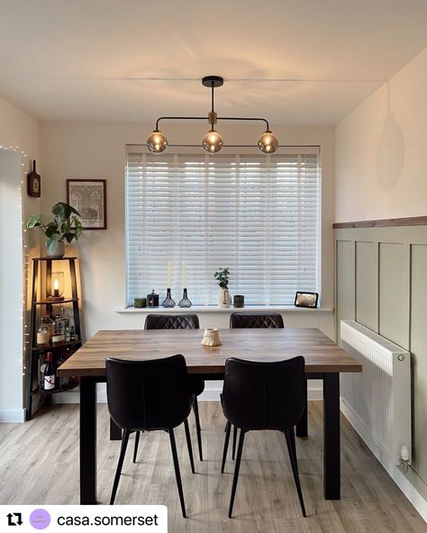 A refreshing twist on our shaker panelling by @casa.somerset ! This cosy dining room showcases our cut-to-size panelling with a unique two-tone look. The contrasting dado rail in a complementary colour adds depth and visual interest. Simple yet impactful decorative touches like the modern light fixture and pops of greenery complete the warm, inviting ambience. Panelling Dining Room, Shaker Panelling, Dining Room Paneling, Cosy Dining Room, Dado Rail, Wall Panelling, Modern Light, Modern Light Fixtures, Complementary Colors