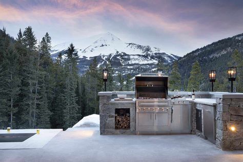 Modern-rustic home set amidst the grandeur of the Rocky Mountains Queenstown House, Canyon House, Outdoor Decks, Small Outdoor Kitchens, Aspen House, Timber Homes, Rustic Patio, Montana Homes, Fire Grill