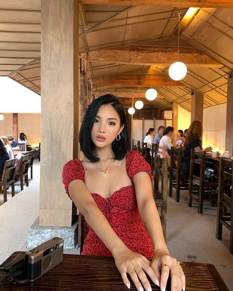 Latina Bob Hairstyles, Summer Outfits Short Hair, Above Collar Bone Length Hair, Unapproachable Outfits, Bob Hair Aesthetic, Asian Short Hair Bob, Bob Asian Hair, Bob Haircut Asian, Side Part Short Hair