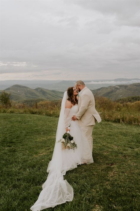 Everything you need to know about eloping in Shenandoah National Park in Virginia. This gorgeous national park in the Appalachian mountains is the perfect setting for your outdoor mountain adventure elopement in nature. Shenandoah National Park Elopement, Shenandoah Elopement, Shenandoah Wedding, Maryland Elopement, Shenandoah Virginia, Virginia Mountains, How To Elope, Mountain Adventure, Shenandoah National Park