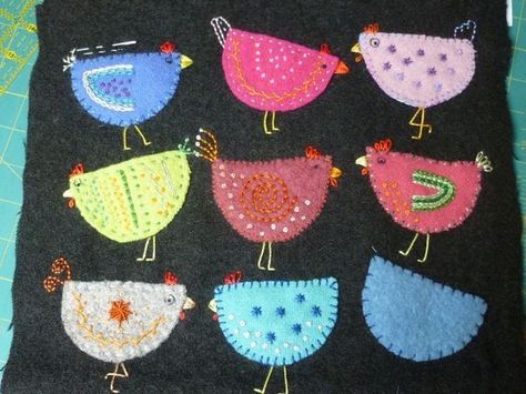 Felt Chickens, Easy Sewing Projects For Kids, Fabric Chicken, Circle Applique, Chicken Quilt, Chicken Ideas, Chicken Crafts, Chicken Pattern, Felted Wool Crafts