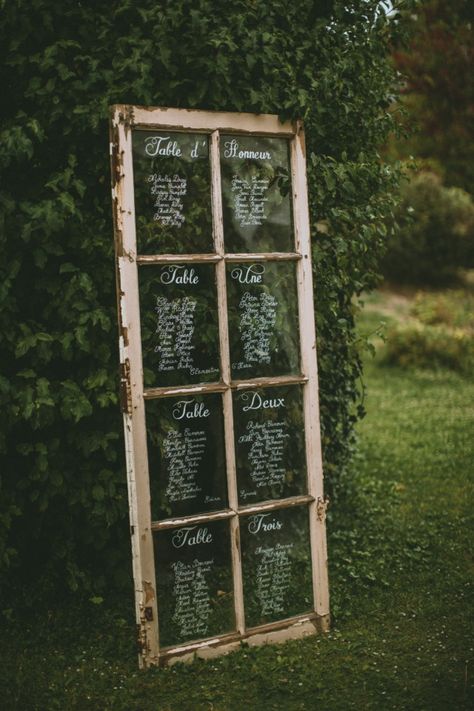 Old Window Table Seating Chart, Table List Wedding Seating Charts Old Windows, Seating Chart On Window, Glass Window Wedding Signs, Old Window Decoration, Old Window Wedding Seating Chart, Old Door Seating Chart Wedding, Rustic Wedding Table Assignment Ideas, Old Window Wedding Ideas