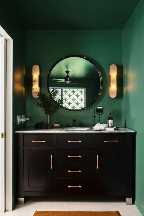 13 Green Bathroom Ideas, From Soothing Sage to Moody Moss | Architectural Digest Green Bathroom Decor Ideas, Jewel Tone Bathroom, Green Small Bathrooms, Green Bathroom Colors, Sage Paint, Jacuzzi Bathroom, Green Bathroom Ideas, Midcentury Modern Bathroom, Dark Green Bathrooms