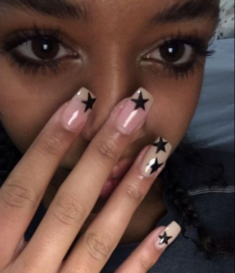 Star Nails Acrylic Short, Gel X Nails Stars, Y2k Nails Acrylic Simple, Star Nails Y2k Black And White, Star Acrilyc Nails, Clear Nails With Black Stars, Nails With Stars Design Y2k, Star Nails Acrylic Y2k Almond, Black Acrylic Nails Stars