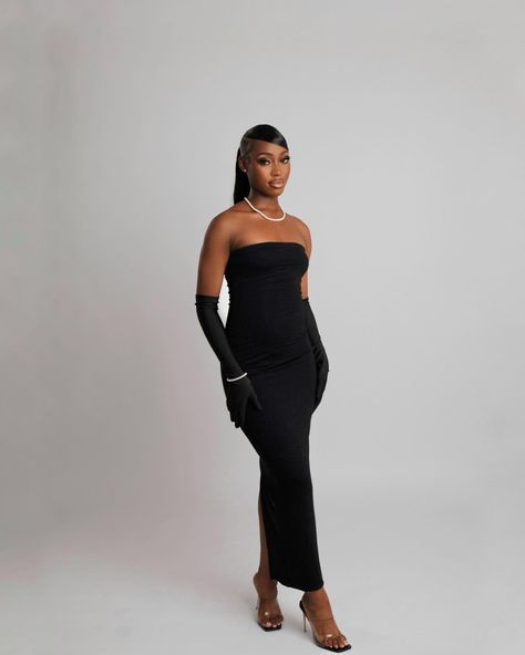 Photoshoots Black Women Birthday, Photoshoot Poses Black Women, Dress For Birthday Shoot, Birthday Photoshoot Poses For Women, Classy Birthday Shoot Ideas, Classy Photoshoot Black Women, Black Dress Photoshoot Ideas, 23rd Birthday Photoshoot, Birthday Photoshoot Black Women