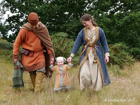 Wulfheodenas Saxon group Saxon Clothing, Anglo Saxon Clothing, Period Stuff, Saxon History, Viking People, Anglo Saxon History, Medieval Reenactment, Norse People, Woman Costumes