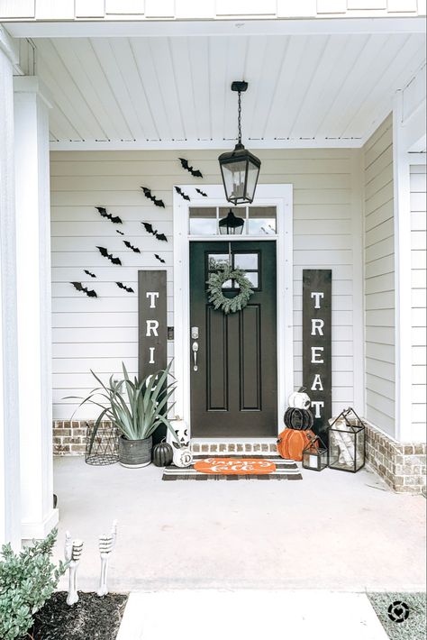 Halloween Front Porch Decor Bats, Bats On Front Porch, Front Porch Halloween Ideas Simple, Spiders On House Halloween, Simple Halloween Decor Outdoor, Halloween Exterior, Halloween Entrance, Front Yard Halloween Decorations, Simple Halloween Decor