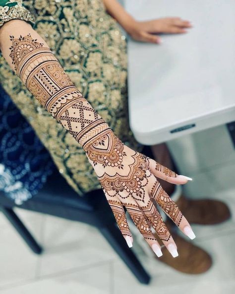 Dulhan Mehndi Henna Design Hand, Stylish Back Hand Mehndi, Henna Flowers, Wedding Henna Designs, Henna Flower Designs, Henna Flower, Front Mehndi Design, Back Hand Mehndi, Henna Tattoo Designs Hand