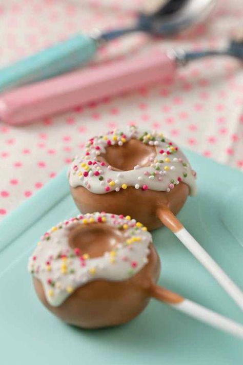 Donut Cake Pops, Oreo Cake Pops, Donut Cake, Diy Donuts, Donut Recipe, Doughnut Cake, Cake Blog, Cookie Pops, Donut Party