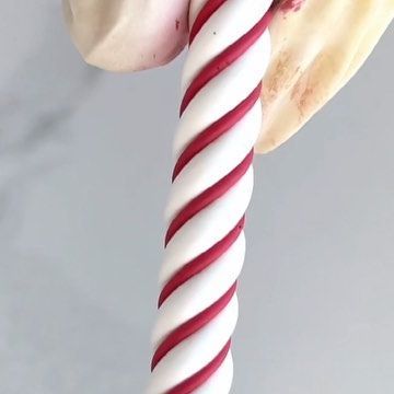 Clay Earring Tutorial, Polymer Clay Candy Cane, Clay Candy Cane, Clay Earrings Diy, Candy Cane Earrings, Clay Candy, Clay Earring, Earring Tutorial, Diy Earrings