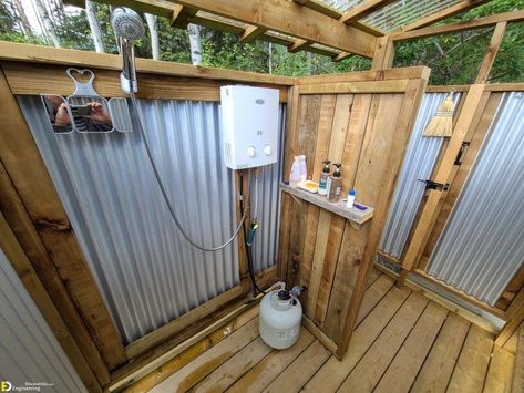 Diy Outdoor Bathroom, Rustic Outdoor Shower Ideas, Outdoor Toilet And Shower Ideas, Outdoor Bath House, Outdoor Pool Bathroom, Outdoor Toilet And Shower, Outdoor Restroom, Outhouse Bathroom, Outside Toilet