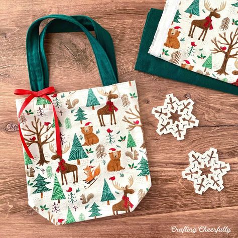 Christmas Gifts Sewing Projects, Diy Fabric Gift Bags, Christmas Gifts Sewing, Quick Diy Christmas Gifts, Fabric Christmas Bags, Diy Christmas Gifts Sewing, Homemade Gift Bags, Gifts Sewing, Sewing Christmas Gifts