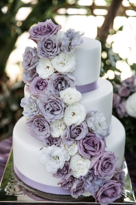 Wedding Cakes Lilac, Lavender Wedding Theme, Lavender Wedding Cake, Purple Wedding Cake, Pretty Wedding Cakes, Fondant Rose, Purple Wedding Cakes, Purple Wedding Theme, Garden Theme Wedding