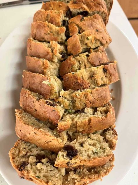 The Best Easy Zucchini Bread Recipe with Raisins Recipe With Raisins, Bread With Raisins, Easy Zucchini Bread Recipes, Moist Zucchini Bread, Easy Zucchini Bread, Raisin Recipes, Zucchini Bread Recipe, Raisin Bread, Easy Zucchini