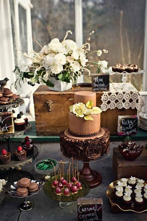 24 Vintage To Modern Wedding Dessert Table Ideas ❤ See more: http://www.weddingforward.com/wedding-dessert-table-ideas-vintage-modern/ Boda Vintage Ideas, Desert Buffet, Vintage Dessert Tables, Buffet Dessert, Rustic Dessert, Party Deco, Wedding Dessert Table, Cakes And Cupcakes, Wedding Dessert