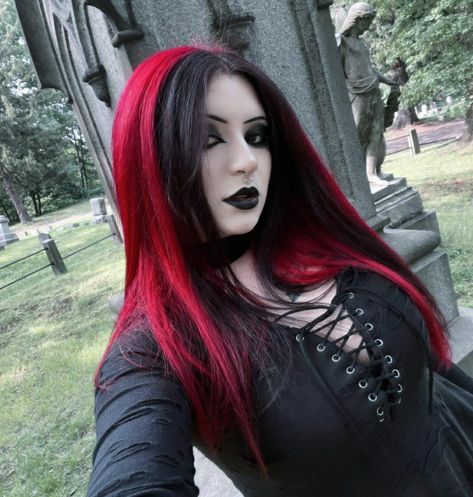 Red Goth Hair, Gothic Red Hair, Gothic Haircuts, Goth Red Hair, Red Hair Goth, Redhead Goth, Black Goth Girl, Goth Hairstyles, Black Red Hair