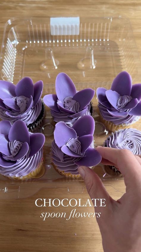 Sheri Wilson | Chocolate Flowers 🌺🧁 I used store bought cupcakes and just added DIY chocolate petals for the flowers. So easy if you need to whip up… | Instagram Petal Cupcakes, Sheri Wilson, Petals Dress, Flower Pedals, Chocolate Spoons, Cake Hacks, Icing Flowers, Diy Chocolate, Cookie Bouquet