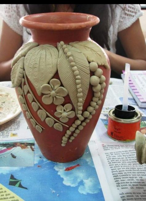 Cold ceramic on earthen pot Mouldit Art Ideas On Pot, Clay Pot Painting Ideas Creative, Mouldit Clay Art On Bottle, Botal Art, Lippan Artwork, Matki Decoration, Mexican Folk Art Decor, Bottle Art Projects, Painted Mirror Art