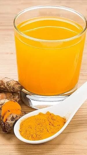 8 health benefits of drinking haldi water every day Winter Detox, Detoxifying Food, Turmeric Water, Turmeric Vitamins, Water Benefits, Liver Detoxification, Women Health Care, Turmeric Tea, Low Blood Sugar