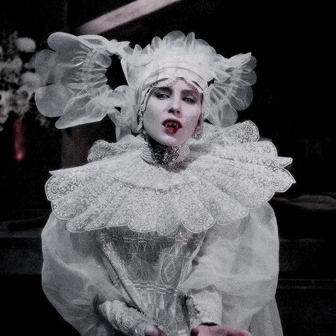 Bram Stoker's Dracula Lucy, Lucy Westenra, Dracula 1992, Dracula Costume, Eiko Ishioka, Vampire Bites, Vampire Movies, Bram Stoker's Dracula, Period Movies