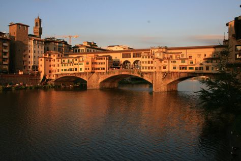 Ponte Vecchio Florence City, Italy Vibes, Arno River, Bridge Photography, Italian Vacation, Italy Itinerary, Italian Garden, Old Bridge, Amazing Buildings