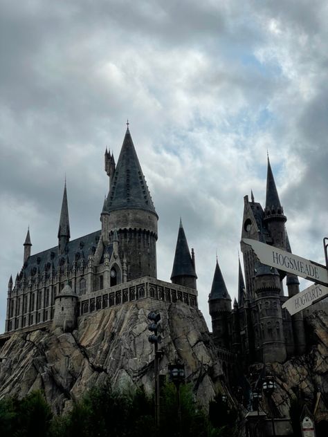 Harry potter, hogwarts, hogwarts castle, wizarding world of harry potter, harry potter books, harry potter movies, dark academia, harry potter aesthetic Dark Academia Harry Potter, Books Harry Potter, Harry Potter Castle, Harry Potter Harry, World Aesthetic, Hogwarts Castle, Fantastic Beasts And Where, Harry Potter Aesthetic, Harry Potter Books