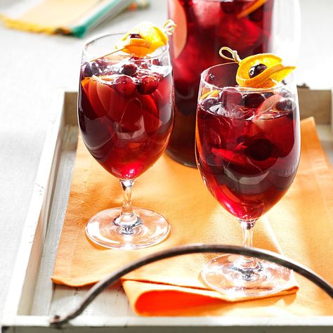 Orange Sangria Recipes, Red Sangria Recipe, Orange Sangria, Cranberry Sangria, Sparkling Red Wine, Red Wine Sangria, Cranberry Cocktail, Sangria Recipe, Red Sangria