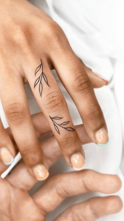 Tattoo Designs Finger, Tattoo Ideas Finger, Flower Finger Tattoos, Blatt Tattoos, Simple Finger Tattoo, Finger Tattoo Ideas, Tattoos Finger, Thumb Tattoos, Collarbone Tattoo