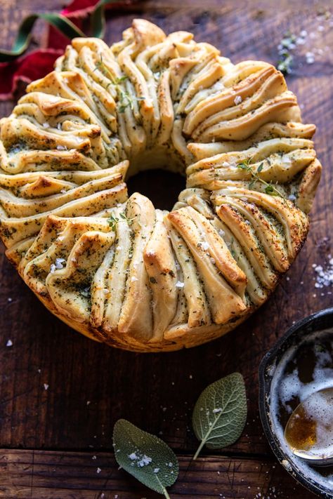 Garlic Butter Bread, Wreath Bread, Garlic Butter For Bread, Christmas Dinner Side Dishes, Christmas Bread Recipes, Christmas Dinner Sides, Bread Wreath, Carb Loading, Half Baked Harvest Recipes