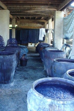 Jarres contenant de la teinture indigo . Indigo Color Aesthetic, Indigo Cloth, Blue Celestite, Blue Is The Warmest Colour, Indigo Mudcloth, Indigo Textiles, African Indigo, Jeans Design, Blue Inspiration