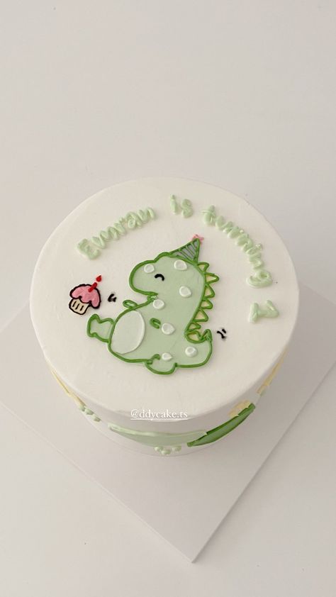 Korean Cake Dinosaur, Dragon Cake Ideas Simple, Korean Cake Dino, Dinosaur Bento Cake, Dino Birthday Cake Simple, Bento Cake Dino, Cute Shark Cake, Simple Dino Cake, Dino Cakes Boys