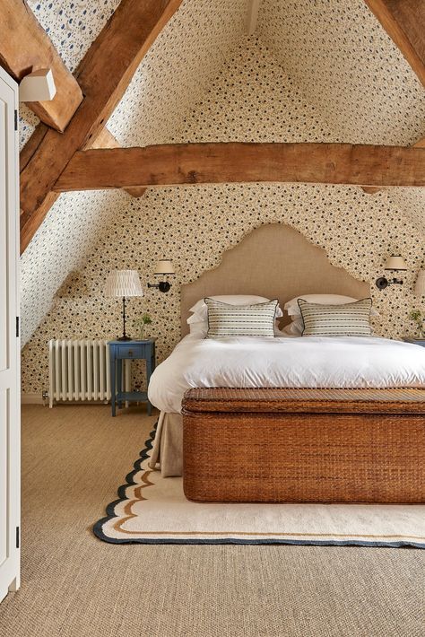 Farmhouse — Rosanna Bossom Vaulted Ceiling Bedroom, Attic Bedrooms, Cottage Living Rooms, Cottage Bedroom, Hotel Interiors, Big Girl Rooms, Small Room Bedroom, Wallpaper Bedroom, Main Bedroom