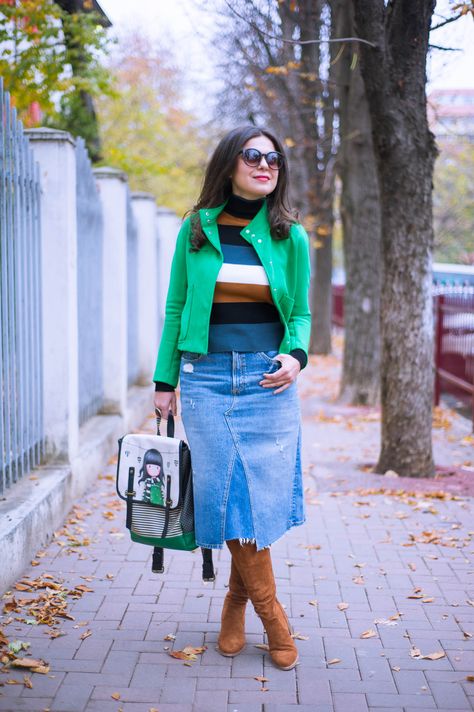 Colours coordination/ midi jeans skirt, brown boots, green jacket Skirt With Tights And Boots, Midi Jeans Skirt, Skirt With Tights Outfit, Denim Skirt Outfit Winter, Miss Green, Girls Night Outfit, Jean Skirt Outfits, Dress Up Jeans, Denim Skirt Outfits