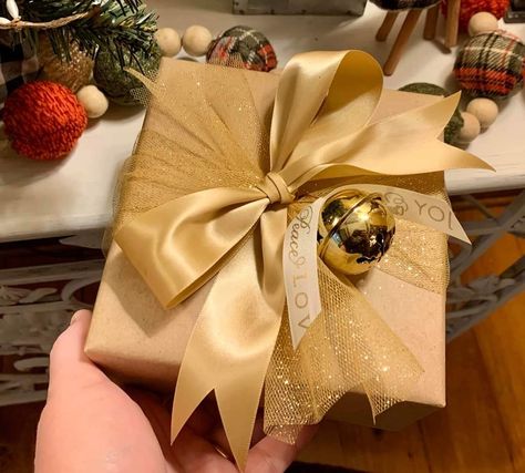 White Gold Wrapping Christmas Gifts, Gold Wrapped Gifts, Gold Gift Wrapping Ideas, Christmas Gift Wrapping Bows, Dollar Tree Diy Projects, Gold Christmas Wrapping, Beautiful Christmas Wrapping, Christmas Gift Wrapping Diy, Pretty Gift Wrapping Ideas