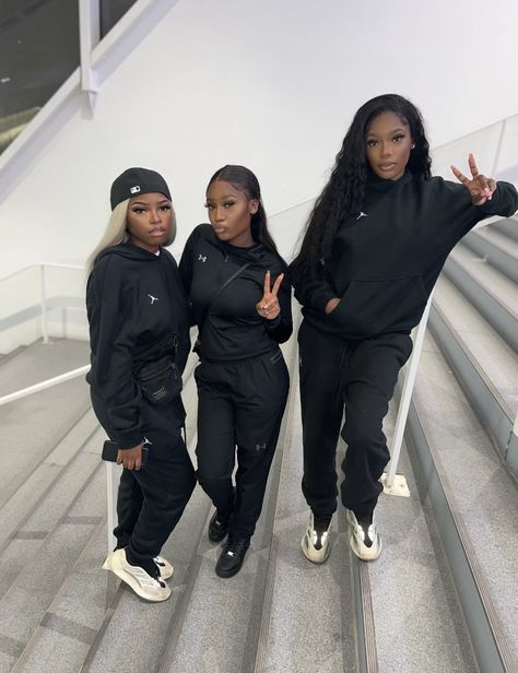 Uk Black Girls Style, Black Women Tracksuit, Underarmour Outfit, Ensemble Jordan, Jogging Outfit Women, Outfit Jogging, Winter Outfits Ideas, Under Armour Outfits, Jogging Outfit