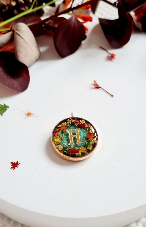 Autumn Wreath by Hound and Blossom features a beautiful autumnal colour pallet of orange, yellow and green foliage, adorned with speckles of bronze shimmer dots and subtle specks of gold leaf, set against a forest green shimmer background. This tag can feature a single gold initial encased in the resin OR a single initial enamel charm in either white, black or gold - the choice is yours. Be sure to state which you would like (and the colour) in the notes box. Autumn Wreath is a stunning addition to our one of a kind resin designs/dg tags/pet ID tags/floral dog tags/jewellery and more - it's the Hound&Blossom way and it is bound to be a big hit this autumn! *Our tags are supplied with a 15mm split ring only; please see essential listings for lobster clip and large split rings - add in notes Resin Pet Tag, Resin Dog Tags, Shimmer Background, Pressed Flower Resin, Personalized Dog Tags, Resin Design, Flower Resin, Autumn Wreath, Note Box