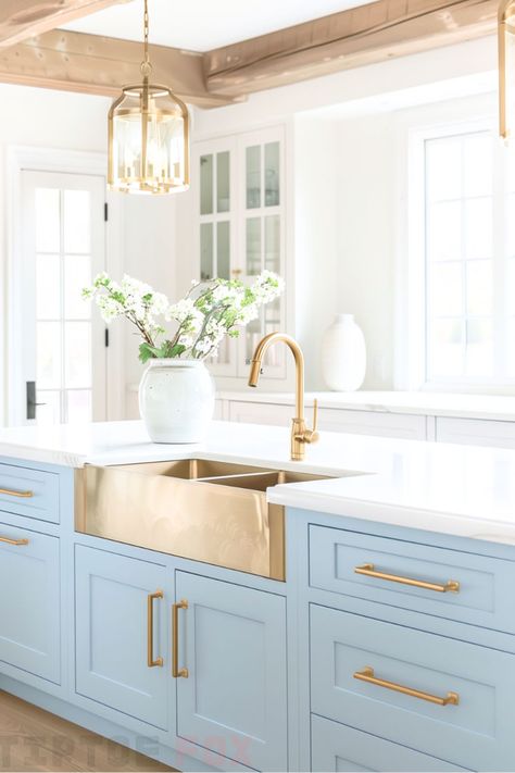 white countertops gold sink gold faucet gold hardware gold light fixtures blue island cabinets exposed wood beams white kitchen design Farmhouse Sink Ideas, Gold Light Fixtures, Copper Kitchen Sink Farmhouse, Gold Sink, Bus Build, Copper Farmhouse Sink, Contemporary White Kitchen, Glossy Kitchen, Gold Kitchen Faucet