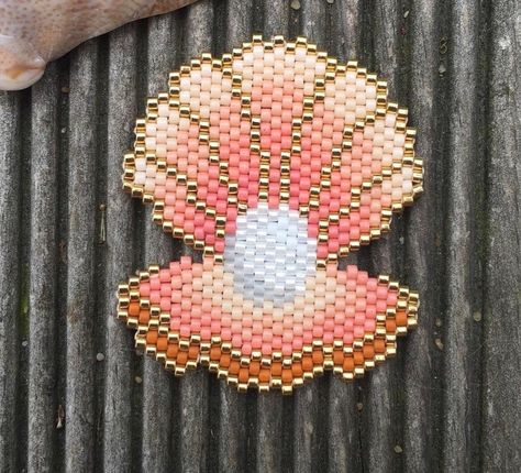 Brick Stitch Beading Patterns Free, Miyuki Beads Pattern, Seashells Patterns, Beaded Flowers Patterns, Seed Bead Crafts, Easy Perler Beads Ideas, Bead Crochet Patterns, Beading Jewelery, Brick Stitch Pattern