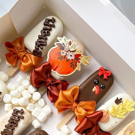 @xosimplysweeet on Instagram: "Thanksgiving cakesicles! 🦃🍁 • funfact - thanksgiving is my all time favorite holiday, this year I have a few party packages to do & I can't wait to post them! 🫶🏻 • • #thanksgiving #thanksgivingdinner #thanksgivingdesserts #thanksgivingtreats #treatmaker #treatboxes #treatbox #statenisland #statenislandny #statenislandcakes" Thanksgiving Rice Krispies, Cakesicles Thanksgiving, Thanksgiving Cakesicles Ideas, Thanksgiving Cakesicles, Thanksgiving Cakepops, Dessert Business, Dipped Marshmallows, Turkey Cake, Chocolate Dipped Marshmallows