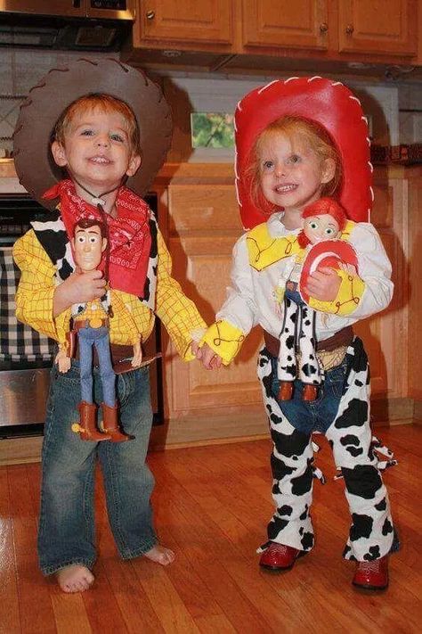 Jessie And Woody, Disfraz Toy Story, Sibling Halloween Costumes, Twin Costumes, Sibling Costume, Woody Costume, Toy Story Halloween, Twin Halloween, Halloween Infantil