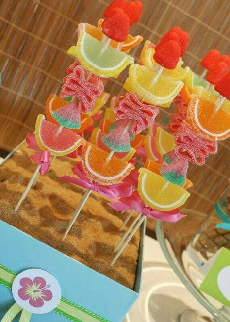 Fruity Theme Birthday Party, Luau Party Favor Ideas, Luau Birthday Party Ideas, Hawaiian Luau Birthday Party, Rodjendanske Torte, Candy Kabobs, Aloha Party, Luau Birthday Party, Hawaiian Luau Party