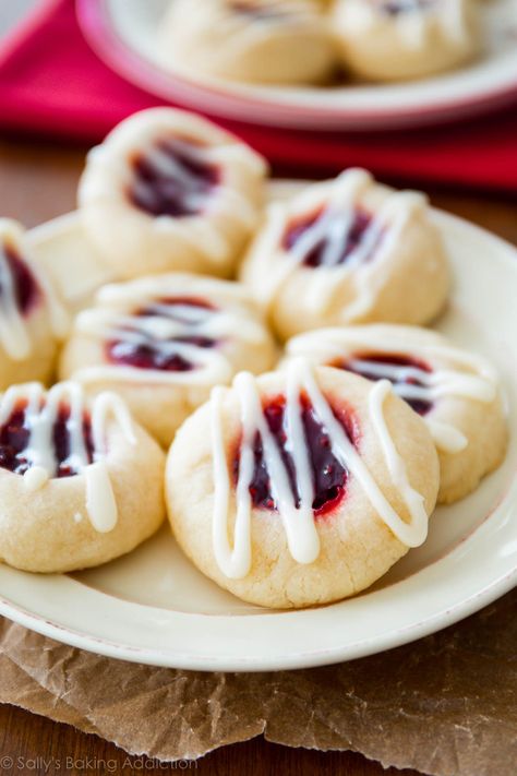 Homemade buttery almond and vanilla shortbread cookies are filled with raspberry jam and drizzled with vanilla icing! Recipe on sallysbakingaddiction.com Thanksgiving Recipes Side Dishes Healthy, Raspberry Almond Thumbprint Cookies, Almond Thumbprint Cookies, Raspberry Thumbprint, Sallys Baking, Almond Shortbread Cookies, Thumbprint Cookies Recipe, Sally's Baking, Raspberry Almond