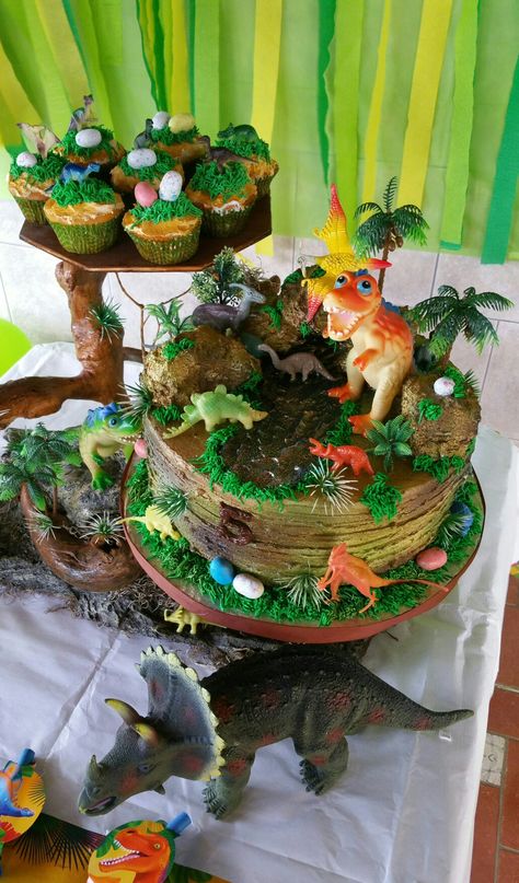 Dinosaur Cake Dino Birthday Cake, Birthday Cupcakes Boy, Dino Cake, Birthday Snacks, Dinosaur Birthday Cakes, 5 Birthday, Dinosaur Themed Birthday Party, Dino Birthday Party, Dinosaur Theme Party