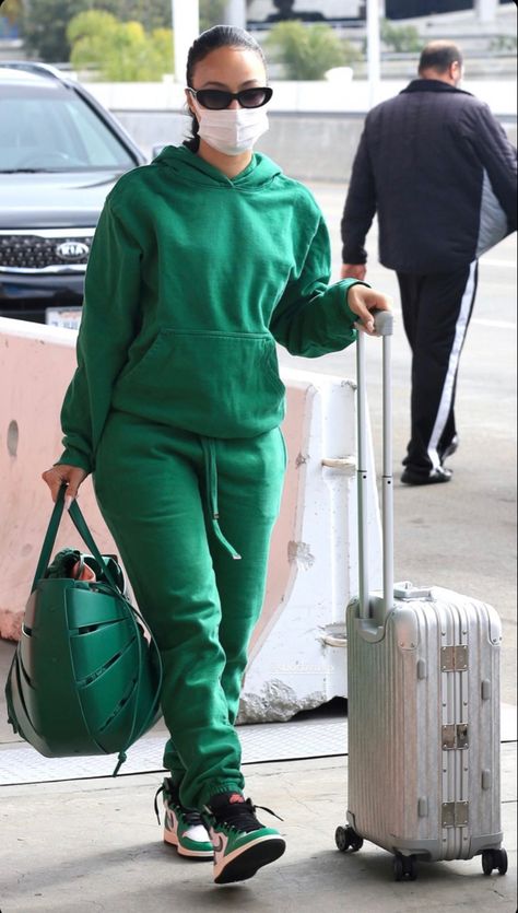 Green Sweat Suit, Huddy Style Girl, Green Sweats Outfit, Two Piece Sweat Suit Outfit, Sweat Suit Outfits, Sweat Suits Outfits, Cute Airport Outfit, Travel Fits, Fashion Travel Outfit